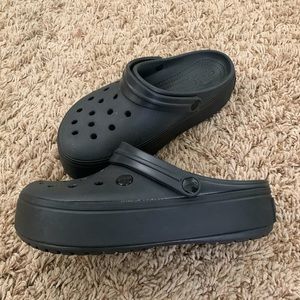 BLACK PLATFORM CROCS